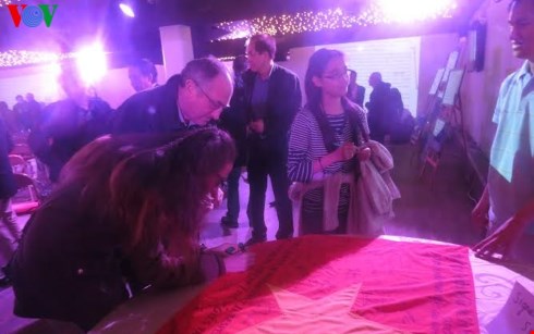 ງານວາງສະແດງແລະໂອ້ລົມສົນທະນາກ່ຽວກັບຫົວຂໍ້ທະເລຕາເວັນອອກຢູ່ຝລັ່ງ